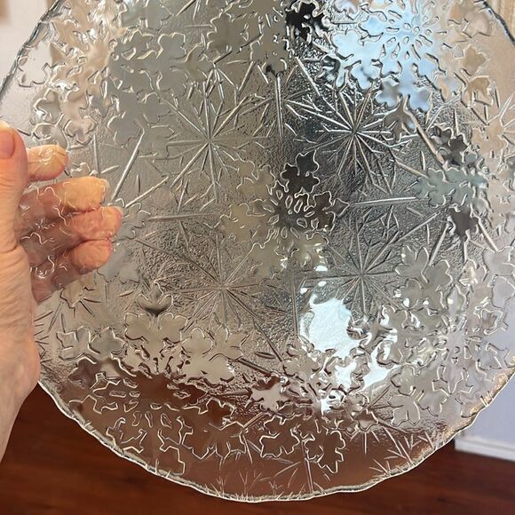 Set of Two Glass Charger Plates/Serving Plates - Snowflake Pattern - Picture 3 of 5